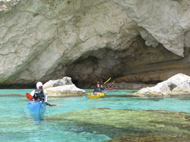 θαλάσσιες σπηλιές δίπλα στην Κορόνη