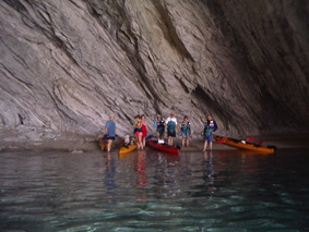 Θαλάσσιο καγιάκ στη Σπηλιά του Παπανικολή, Μεγανήσι